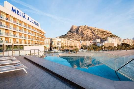 Piscine infinity du Melia Alicante face au chateau