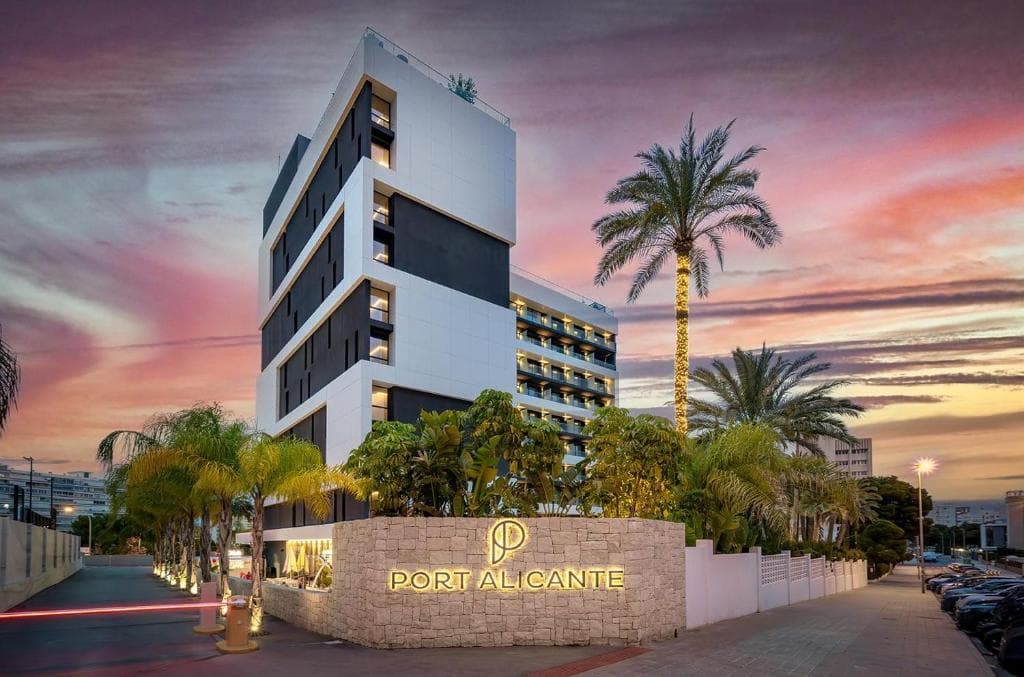 Facade du Port Alicante au coucher de soleil