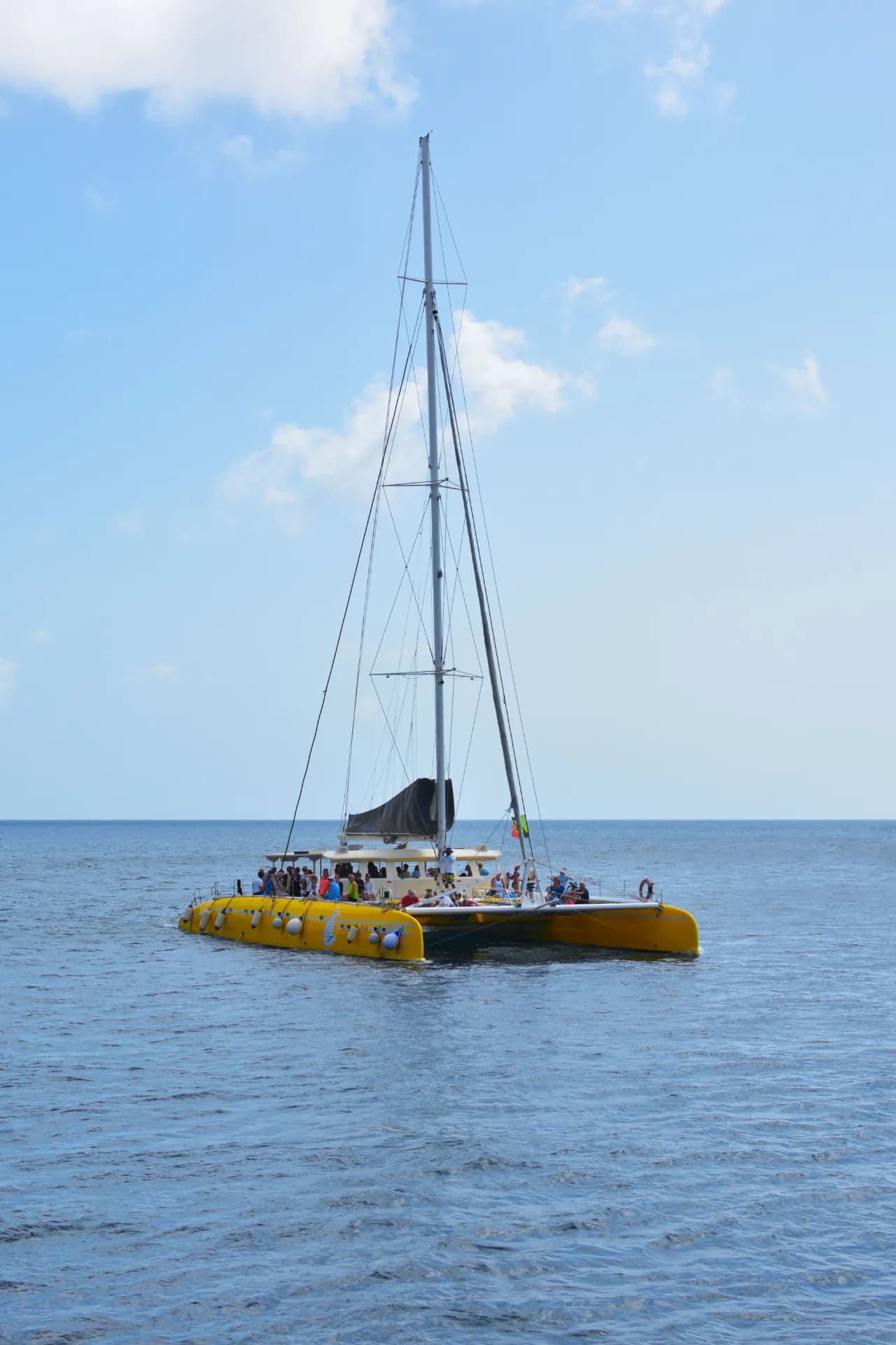 Catamaran privatisé au coucher du soleil