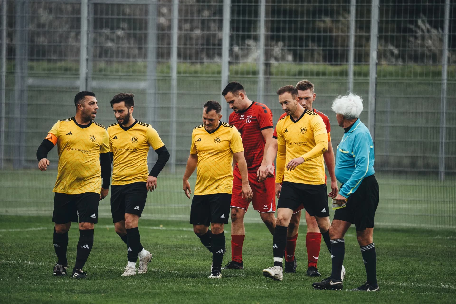 Jouer au foot — location de terrain (5/7 ou indoor)