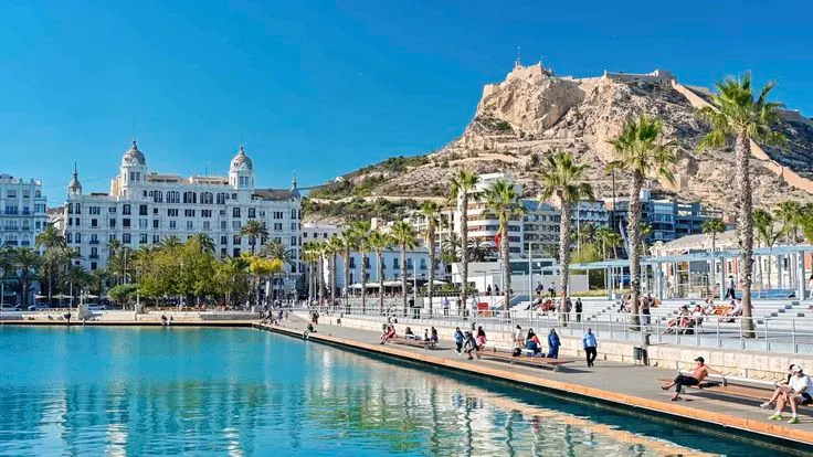 Façades colorées et palmiers d'un village côtier de la Costa Blanca