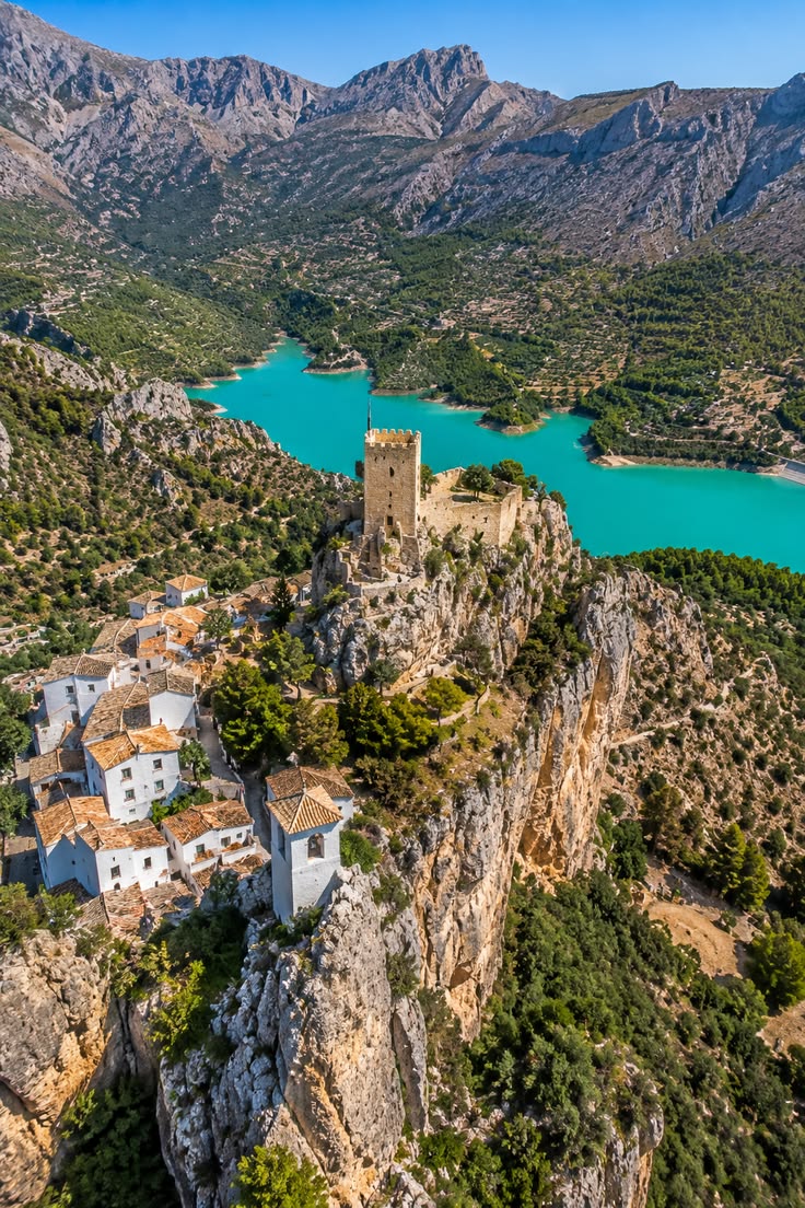 Le château de Guadalest perché au-dessus de son lac turquoise