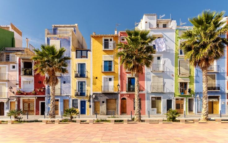Les façades colorées de Villajoyosa face à la plage