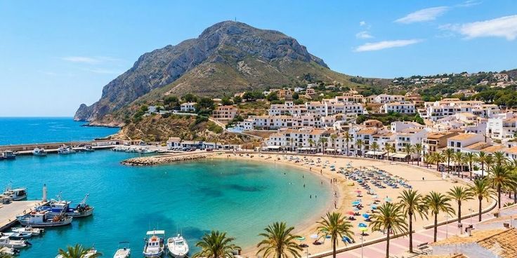 Crique aux eaux turquoise et village blanc sur la Costa Blanca